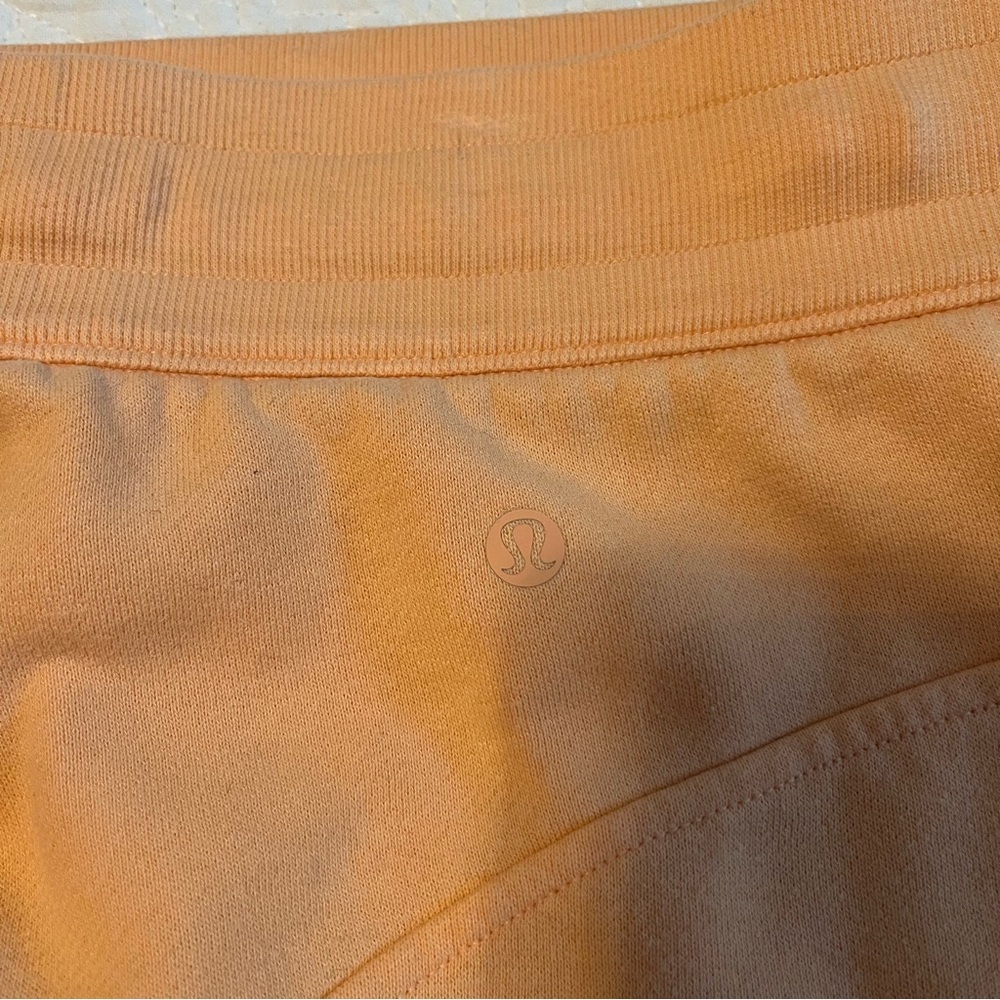 LULULEMON Scuba High-Rise Short 5". Peach Bellini.
Size 14 - Picture 5 of 6